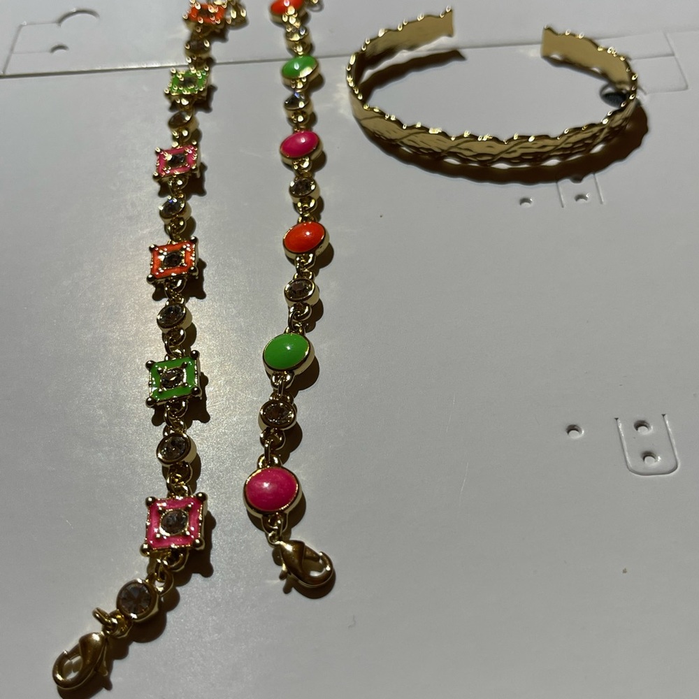 Pulseras doradas con piedras de colores